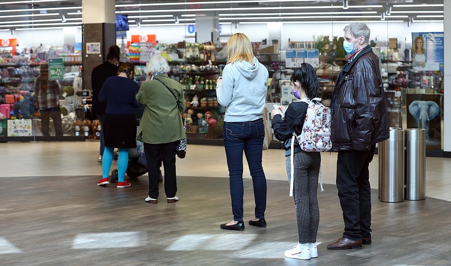 People with protective masks wait in line at a shopping mall, as the spread of the coronavirus disease (COVID-19) continues in Hanau, Germany, April 20, 2020. Credit: Reuters Photo