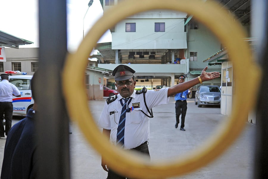 Cops and security personnel outside Bangalore Turf Club in Bengaluru. (DH Photo)