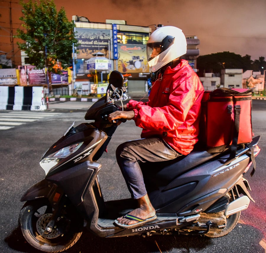 Delivery boys of e-commerce companies (DH Photo)