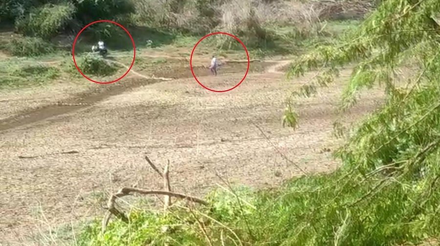 People enter Karnataka from Tamil Nadu crossing Palar River in Chamarajanagar district. DH PHOTO