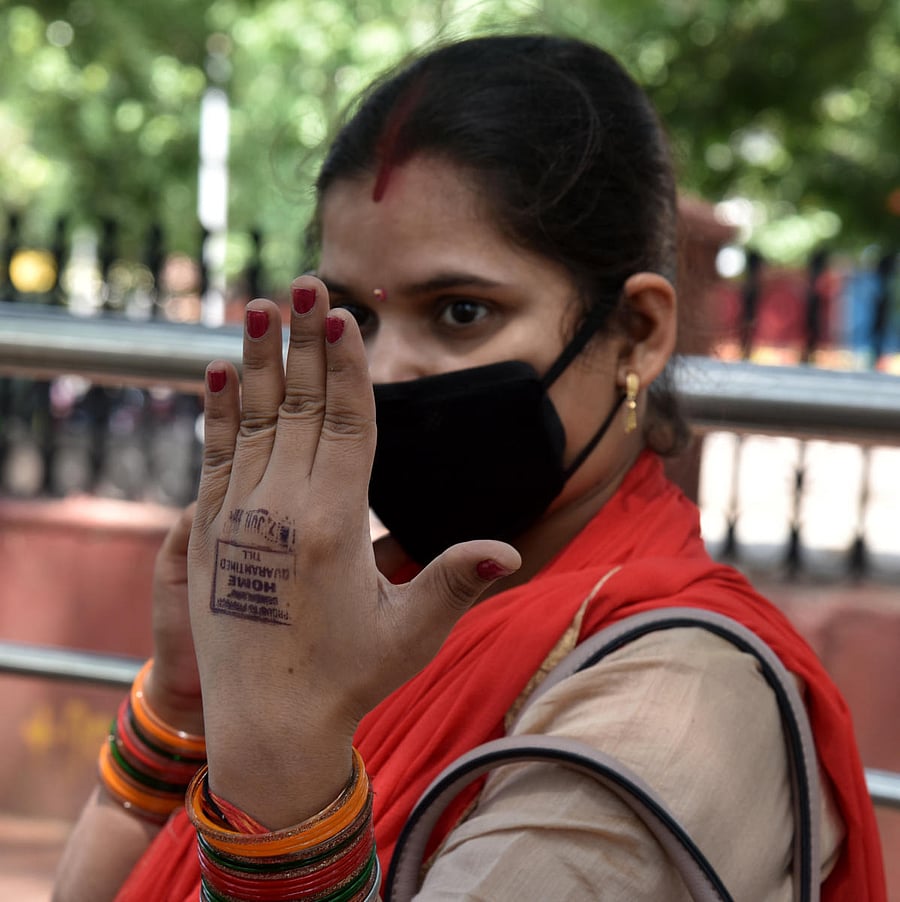 A passenger from Delhi who arrived at the Bengaluru City railway station shows the home quarantine seal on Sunday, May 24, 2020. DH Photo/S K Dinesh