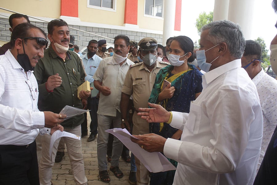 Office-bearers of Kodagu Chamber of Commerce submit a memorandum to district in-charge minister V Somanna. DH Photo