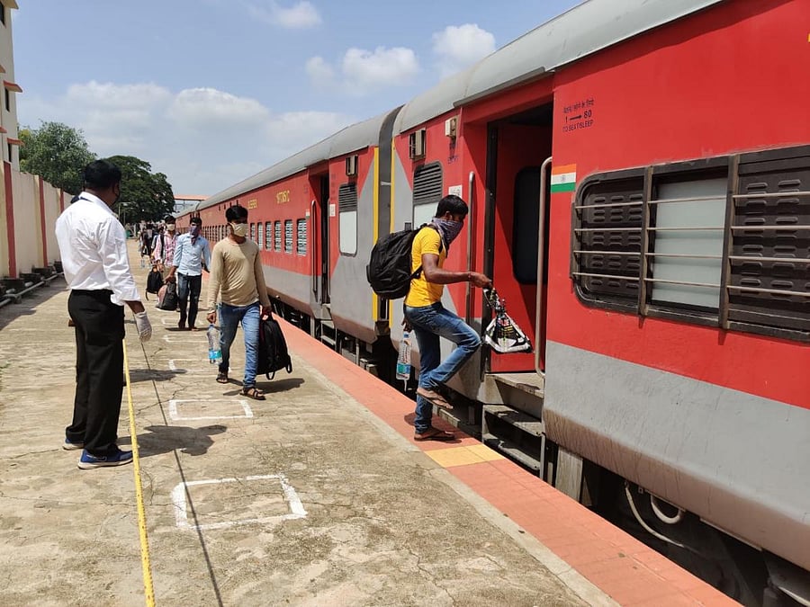 Migrant workers from Bihar board train (DH Photo)