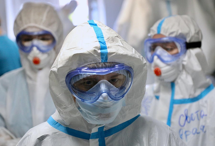 Medical specialists wearing personal protective equipment (PPE) walk in the hospital No. 1 named after N.I. Pirogov, which delivers treatment to patients infected with the coronavirus disease (COVID-19), in Moscow, Russia. (Reuters photo)