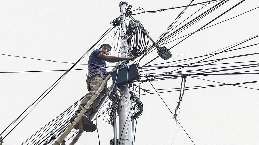 A worker restores an internet service in the aftermath of Cyclone Amphan, in Kolkata, Tuesday, May 26, 2020. (PTI Photo)