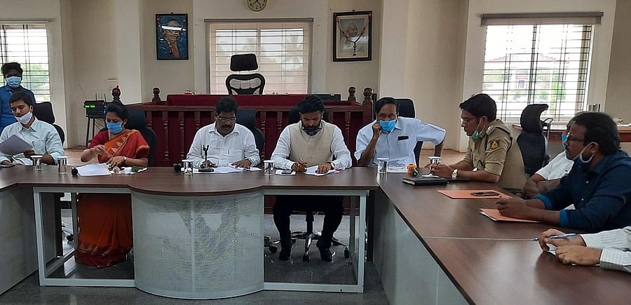 District in-charge minister H Nagesh chairs a meetingwith legislators of Kolar district .