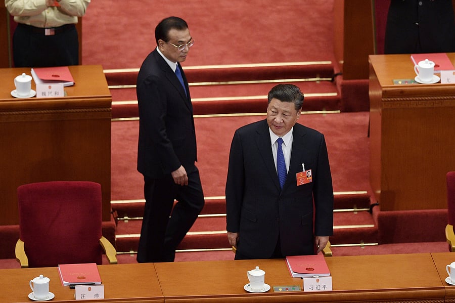Chinese President Xi Jinping (R) and Premier Li Keqiang arrive for the the closing session of the National People's Congress at the Great Hall of the People in Beijing on May 28, 2020. (AFP Photo)