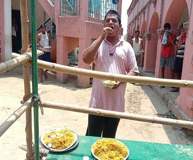 23-year-old Anup Ojha, a migrant, who has returned from Rajasthan, eats 40 rotis daily at a quarantine centre in Buxar. DH PHOTO: MOHAN PRASAD