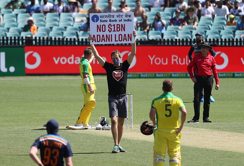 Indian man's marriage proposal to Australian fan during IND-AUS match ...
