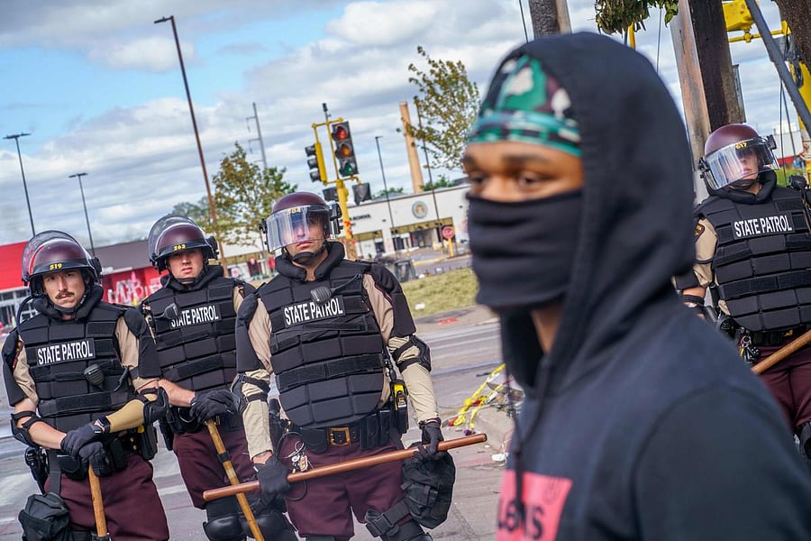 Protesters face off with Minnesota State Police officers (AFP Photo)