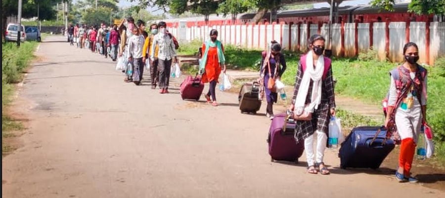 Migrant workers leave for New Jalpaiguri in West Bengal from Mysuru on Friday. DH PHOTO