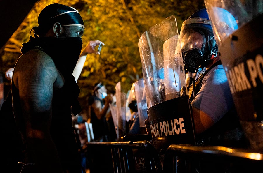 Military Police face off with protesters across from the White House on May 30, 2020 in Washington DC, during a protest over the death of George Floyd, an unarmed black man, who died after a Minneapolis police officer kneeled on his neck for several minutes. (AFP photo)