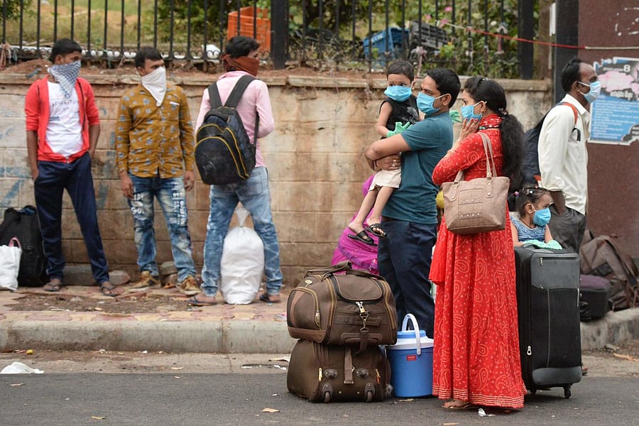 Passengers wearing face masks (AFP Photo)