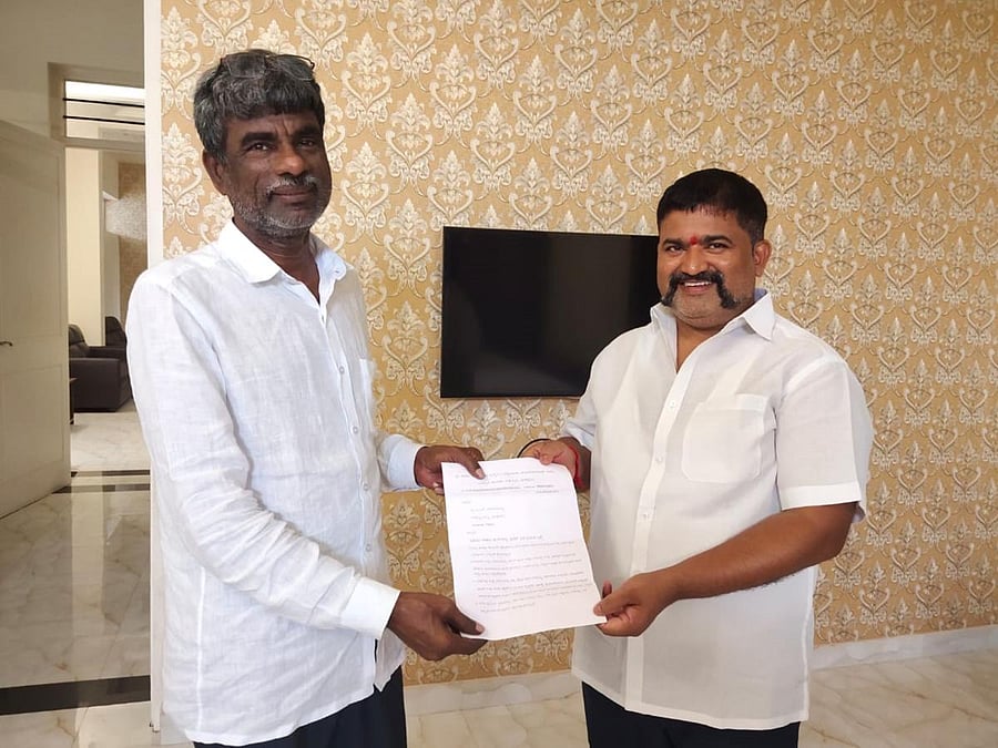 Sarkari Shale Ulise Belesi State Committee President Prakash Anchan submits a memorandum to District In-charge Minister Kota Srinivas Poojary in Bantwal.