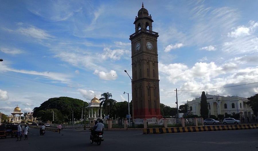 Dodda Gadiyara in the foreground of Mysuru Palace and Rangacharlu Town Hall in Mysuru. DH Photo