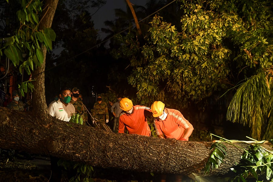 Army personnel along with National Disaster Response Force (NDRF) deploy to clean roads from fallen tree, electric lines and others following the landfall of cyclone Amphan, in Kolkata on May 23, 2020. Credit: Representative image/Credit: AFP Photo