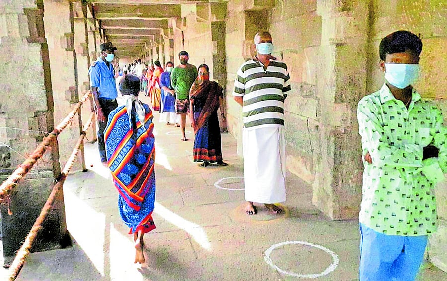 Devotees stand a queue at Srikanteshwara Temple, Nanjangud, Mysuru district, on Monday. DH PHOTO