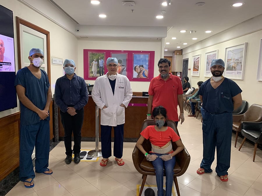 15-year-old Aishwarya Gopalakrishnan along with team of doctors (DH Photo)