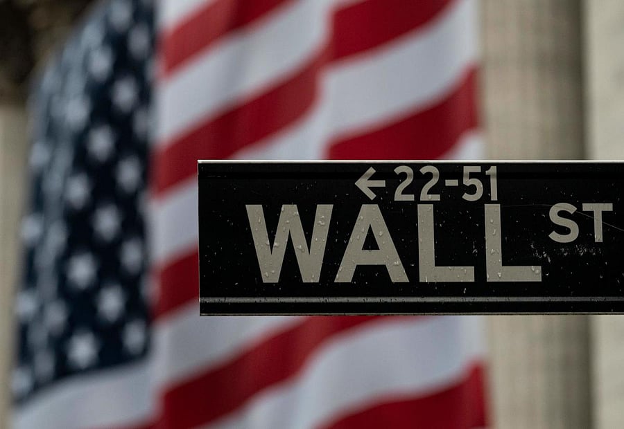 US flag is seen at the New York Stock Exchange (NYSE) in New York City (AFP Photo)