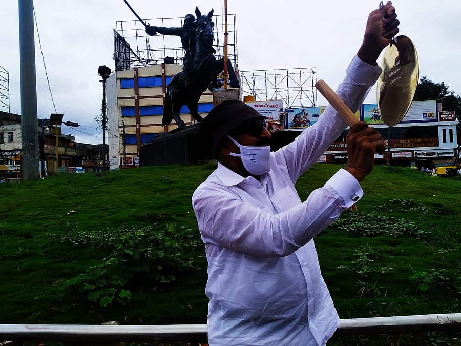 Vatal Nagaraj beating ‘Jagate’ during his protest at Chennamma Circle in Hubballi on Saturday. Credit: DH Photo