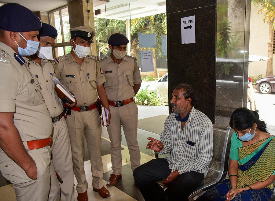 The woman’s parents talk to the police at a hospital in Bengaluru on Friday. DH PHOTO/B H SHIVAKUMAR