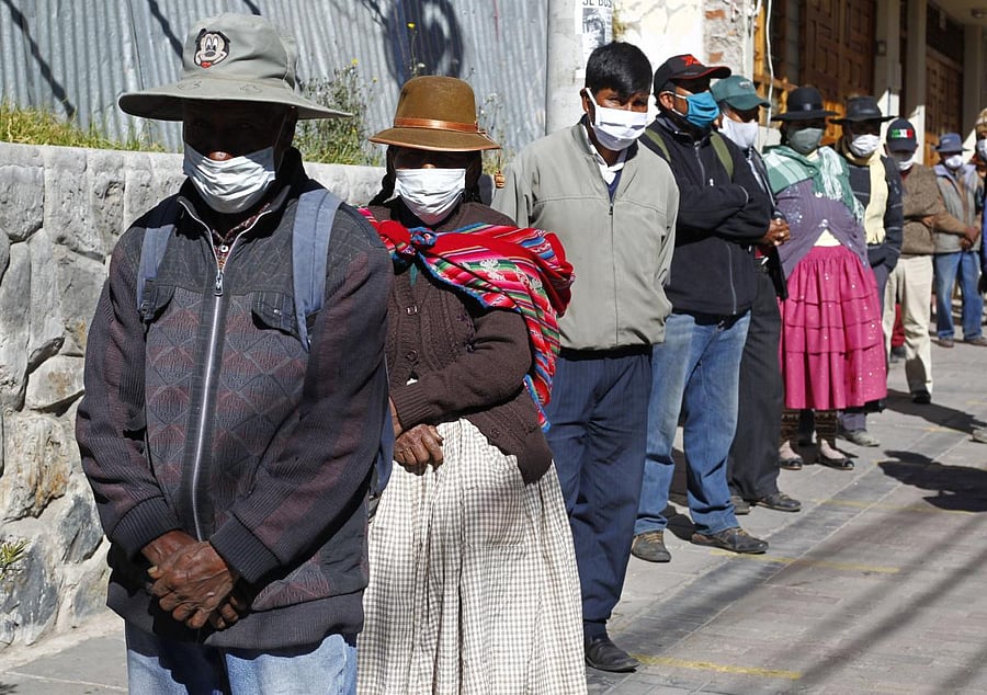 People wearing facemask amid coronavirus pandemic (AFP Photo)