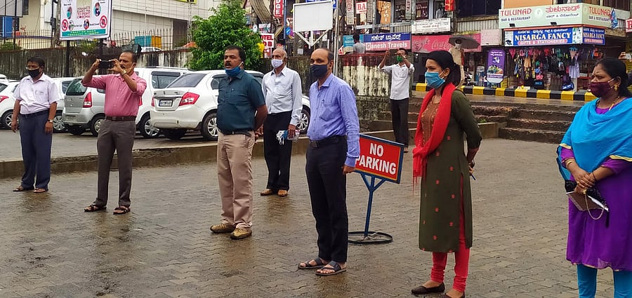 People wearing facemask amid COVID-19 pandemic (DH Photo)