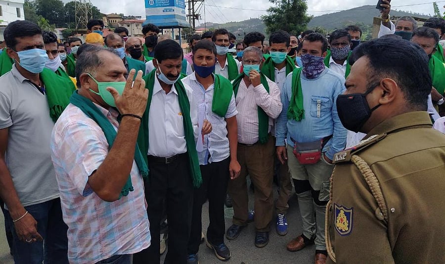 Farmers argue with the police during a protest at General Thimayya Circle in Madikeri on Saturday.
