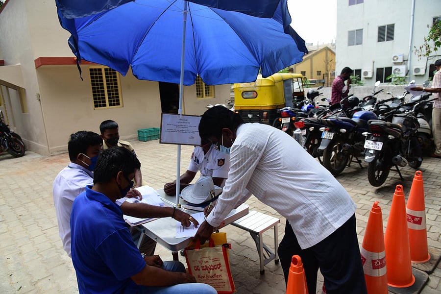 As of June 21, 22 cops have tested positive. All police stations have kiosks set up outside to limit the entry of people inside. DH PHOTO BH SHIVAKUMAR