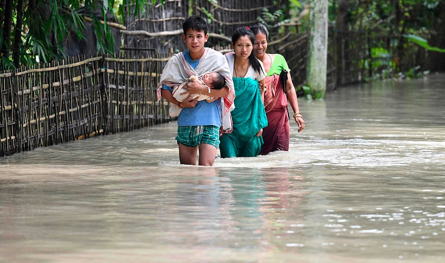 Severe floods and lightning have claimed the lives of more than 650 people across India, Nepal, Bangladesh and Pakistan, officials said on July 22 as the annual monsoon took its toll on the rainfed region. (Photo by AFP)
