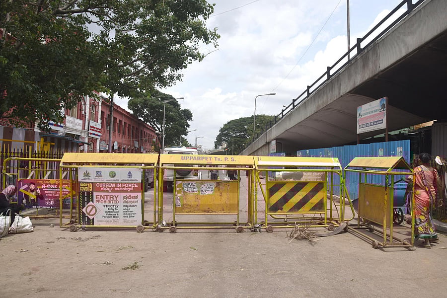 Retail vendors sale vegetable on outside of K R Market, during Market is closed for Covid 19 lockdown in Bengaluru (DH Photo | S K Dinesh)