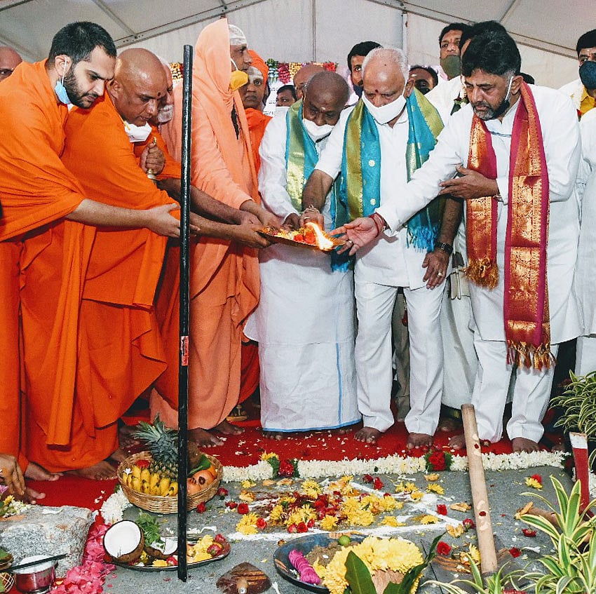 Spatikapuri mutt Nanjavadhoota Swami, sri adichunchanagiri Nirmalananda swamiji, Suttur Sri Shivaratrishvara Deshikendra Swami, Former Prime Minister HD Devegowda, Chief Minister B S Yediurappa and KPCC President D K Shivakumar during the inauguration of laying foundation stone for the 108-feet-tall Kempegowda statue. DH Photo