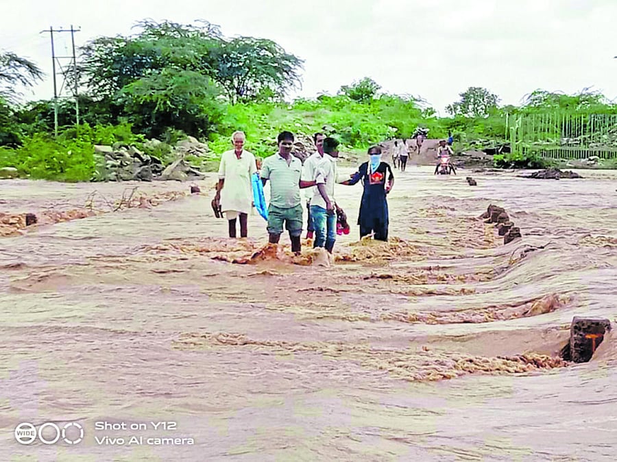 The Sunday night showers in the Vijayapura district triggered flash floods in the Doni river. Credits: DH Photo