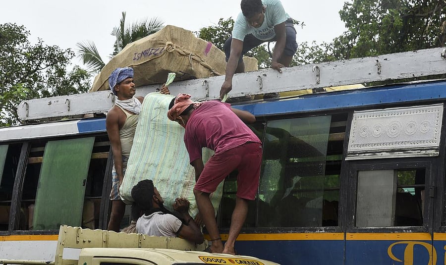 <div class="paragraphs"><p>Labourers load goods on a long-route bus during the fifth phase of Covid-19 lockdown, in Kolkata.(Representative image)</p></div>