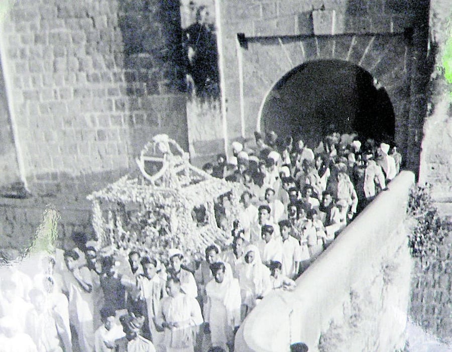 A procession in Srirangapatna carries Mahatma Gandhi's ashes. (DH Photo)