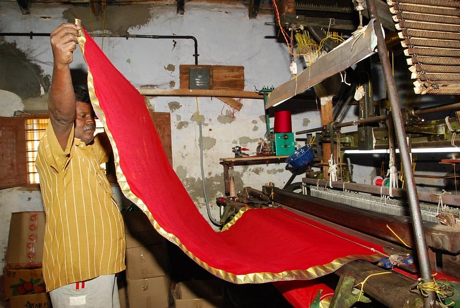 Different stages of sari-making at Kodiyala village of Srirangapatna taluk in Mandya district. Photos by Santosh Chandramurthy