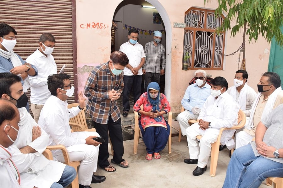 Delhi Congress president Anil Kumar handed over the draft of Rs 5.10 lakh to Sisodia's wife. Credit: Twitter (tarun10sharma)