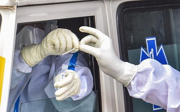 Health workers during collection of swab samples for Covid-19 tests. Representative Image. Credit: PTI Photo