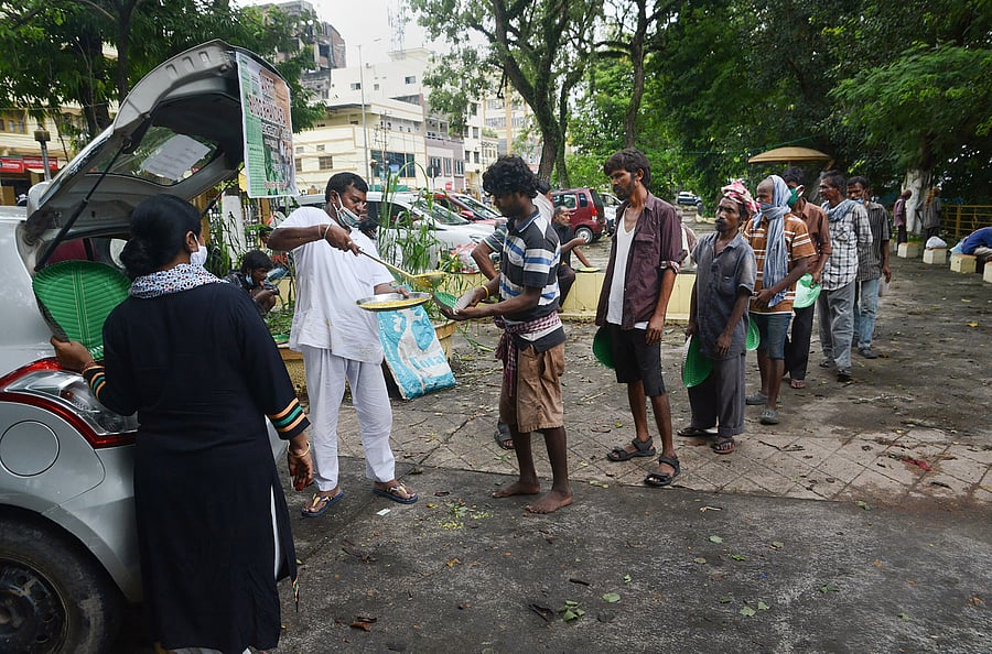 Volunteers distribute food among needy people during the total lockdown imposed by the state government in the wake of coronavirus pandemic. Credits: AFP Photo
