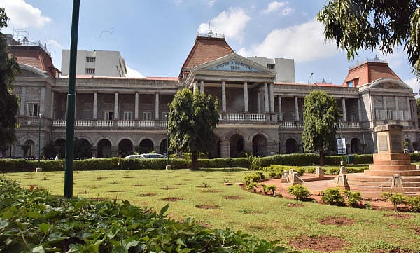 ...as the army tried to push back the paramilitary RSF from areas around the presidential palace and army headquarters.