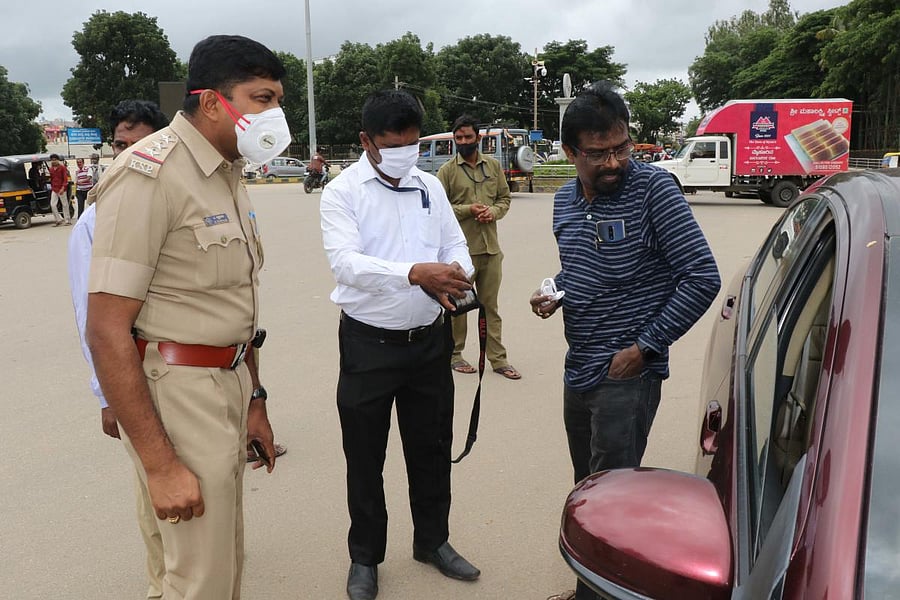 The City Municipal Council officials impose fine on those moving without masks in Hassan.