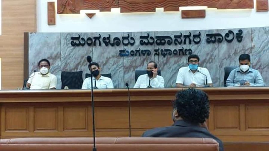 MUDA Commissioner Dinesh Kumar speaks to corporators about the formation and monitoring of ward-level committees at MCC Council hall in Mangaluru on Tuesday.