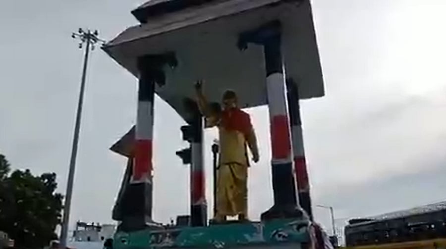 MGR statue with saffron shawl. Credit: Twitter Photo/@Mugilan_C