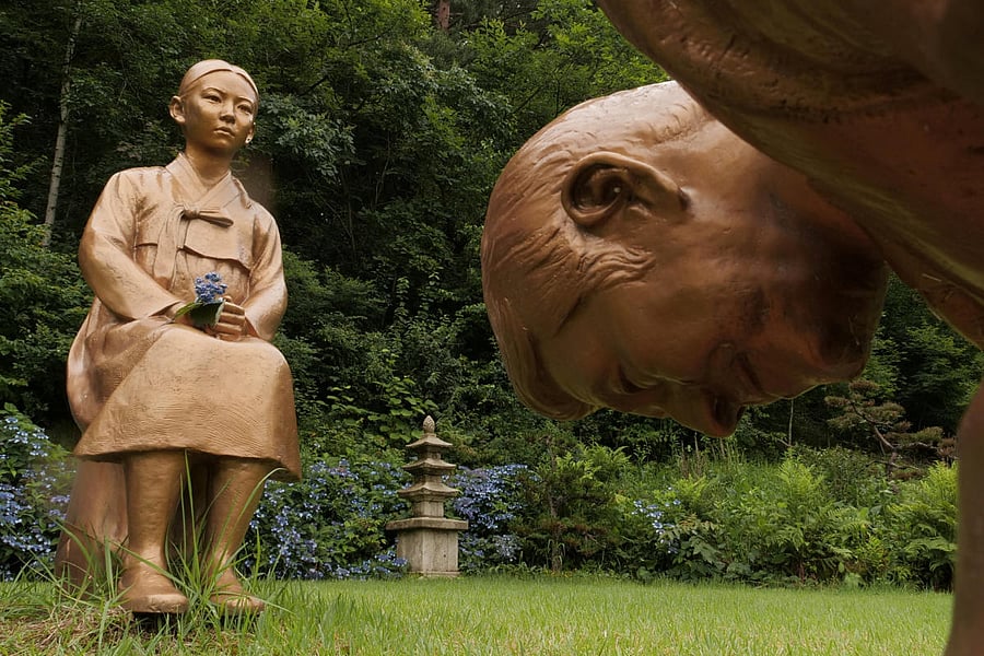 Statue symbolizing Japanese PM Shinzo Abe taking a deep bow to "comfort woman" is pictured at Korea Botanic Garden in Pyeongchang. Credit: Reuters Photo