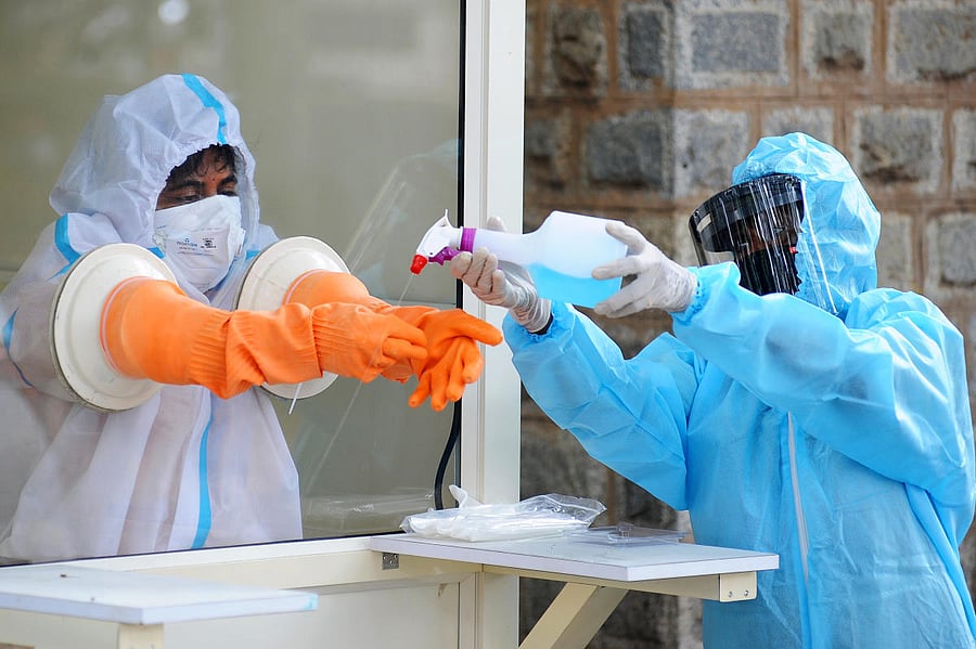 Health workers get ready to conduct Covid-19 screening at a BBMP Fever Clinic in Bengaluru. DH Photo/Pushkar V