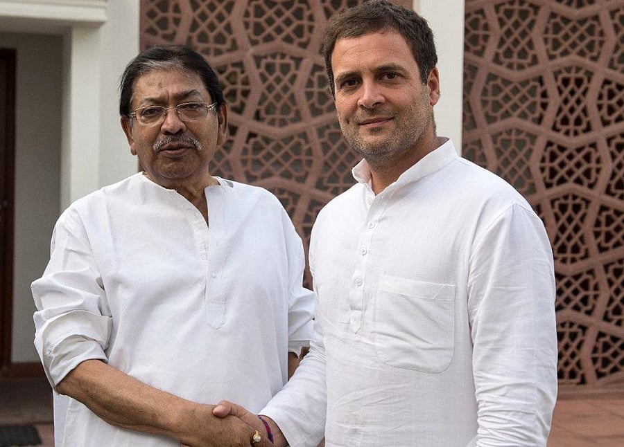 Somen Mitra with Rahul Gandhi. Credit:  File photo from Twitter