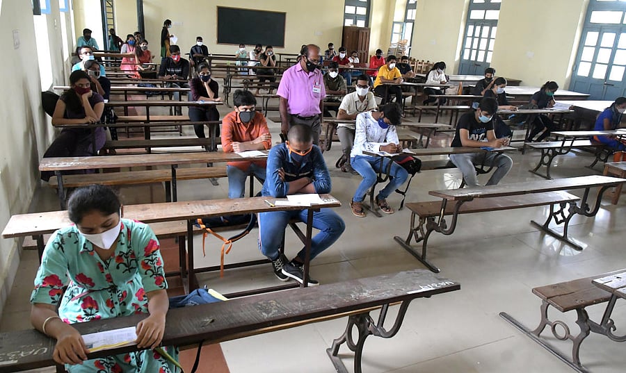 Students appear for CET at Maharaja’s PU College in Mysuru on Thursday. DH PHOTO