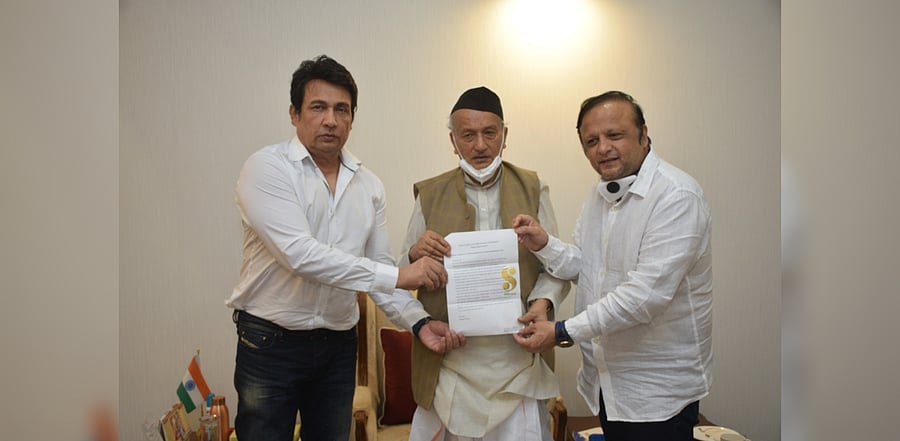 Shekhar Suman, Asif Bhamla with Maharashtra Governor B S Koshyari. Credit: Twitter Photo/@shekharsuman7