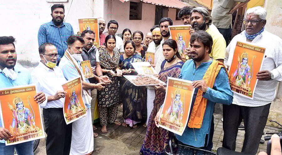 Members of Apoorva Sneha Balaga take out ‘Mane Manege Hanathe’ rally in Mysuru on Tuesday, to mark the foundation laying ceremony of Ram Temple at Ayodhya on Wednesday. Madhu N Pujar, Apoorva Suresh, Vikram Iyengar and D T Prakash are seen. DH PHOTO