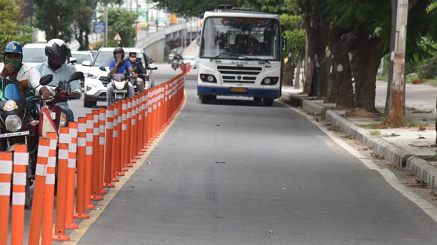 BMTC City buses run in bus lane at HSR layout outer ring road. Credits: DH Photo